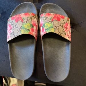 Gucci slides size 7